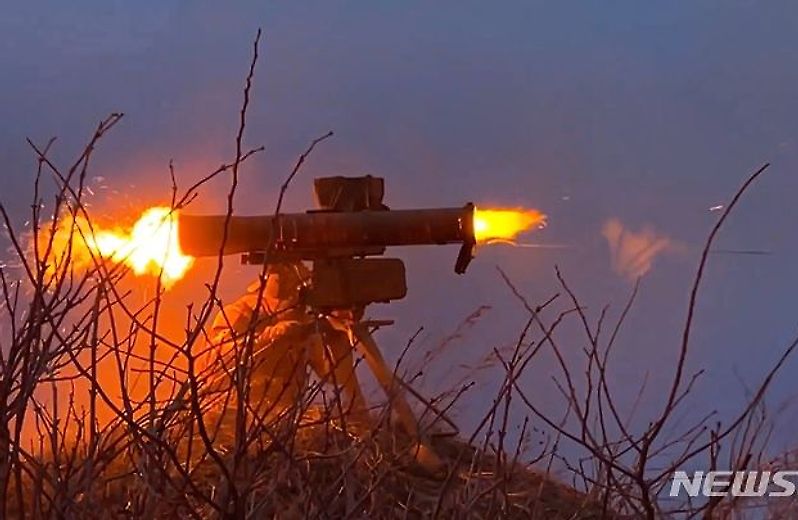 우크라 진영으로 대전차 미사일 쏘는 러시아 군인