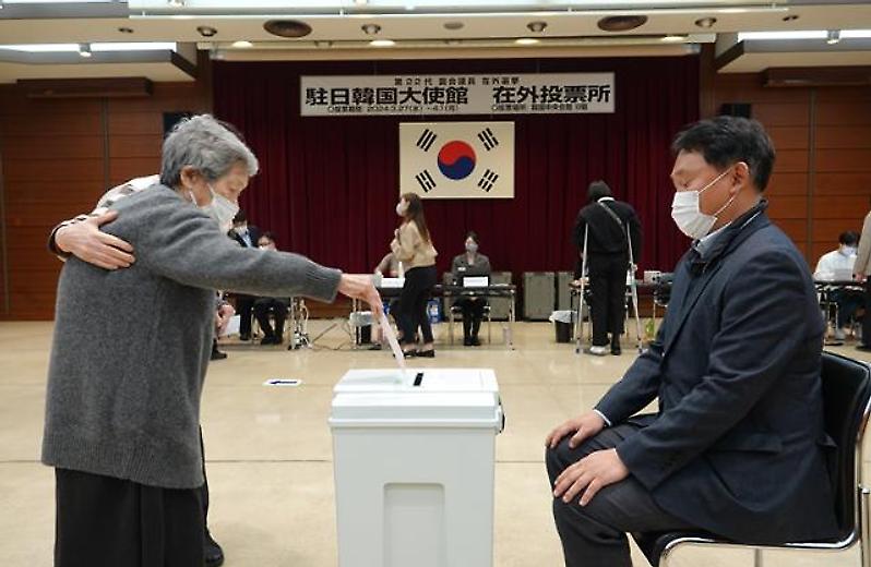 [오늘의 1면 사진] 재외국민 투표, 아흔넷 할머니도 ‘한 표’