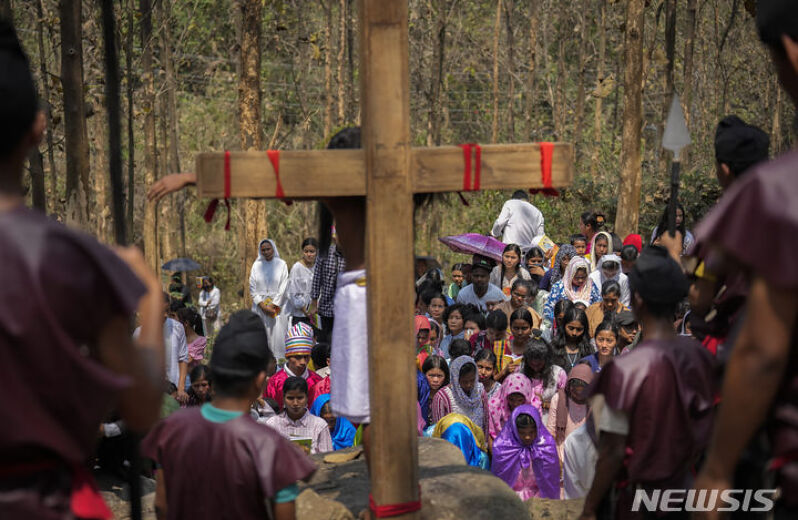예수 십자가 처형 재연하는 인도 기독교인들