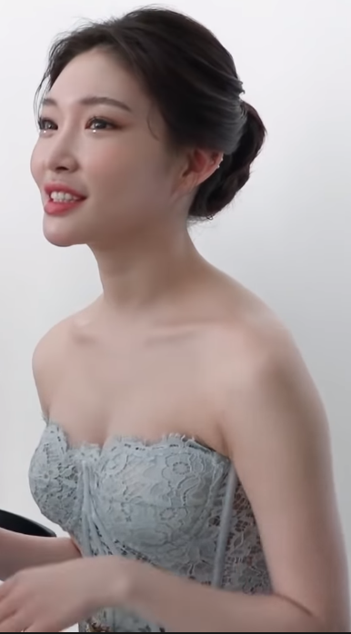 청하 하얀 오프숄더 돌체앤가바나