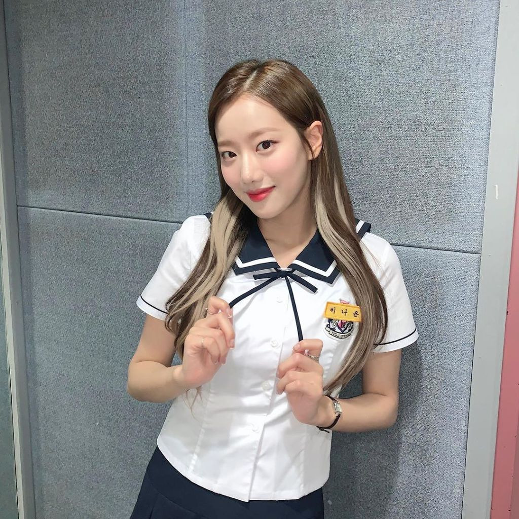 교복입은 에이프릴 나은