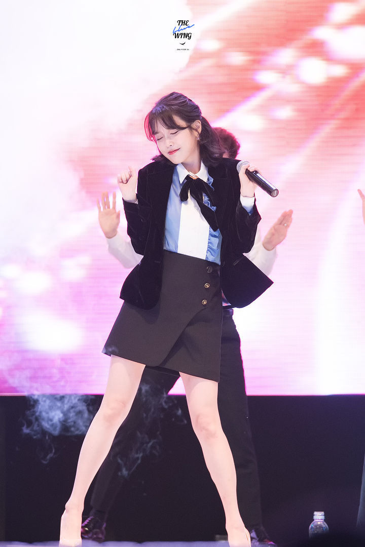 콘서트중 자켓벗는 아이유 - 꾸르