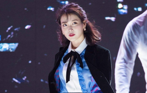 콘서트중 자켓벗는 아이유 - 꾸르