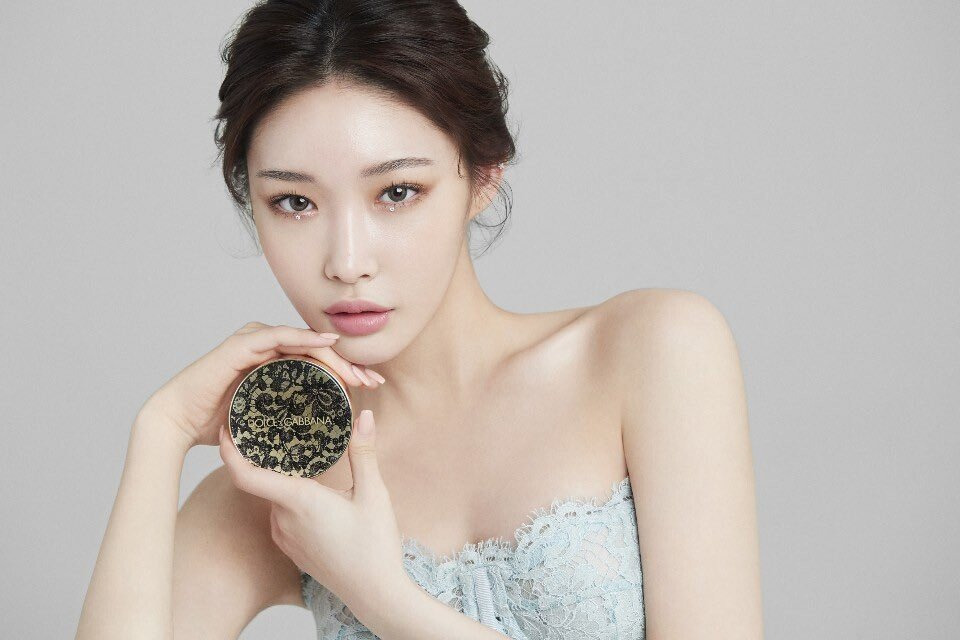 청하 하얀 오프숄더 돌체앤가바나