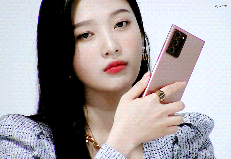 갤럭시 노트 20 들고 포즈 취하는 레드벨벳 조이 - 꾸르