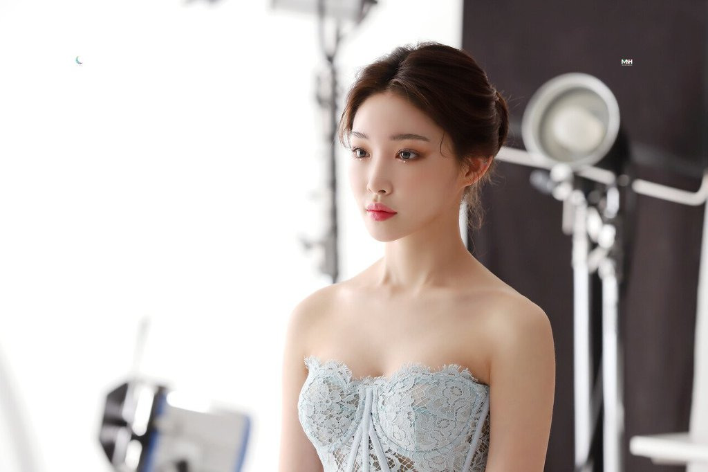 청하 하얀 오프숄더 돌체앤가바나