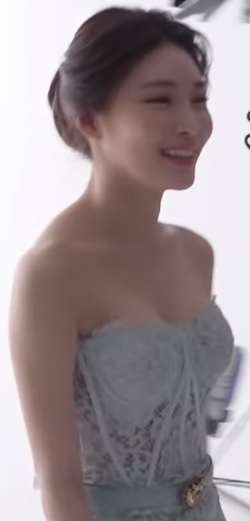 청하 하얀 오프숄더 돌체앤가바나