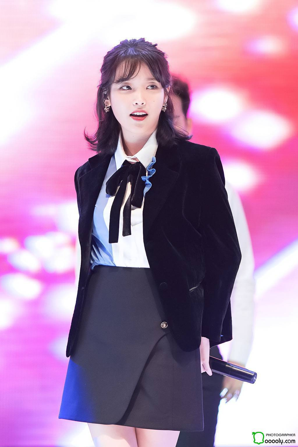 콘서트중 자켓벗는 아이유 - 꾸르