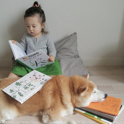 2살 소녀와 9살 시바견