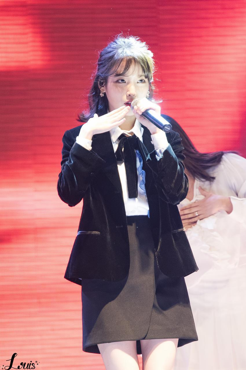 콘서트중 자켓벗는 아이유 - 꾸르