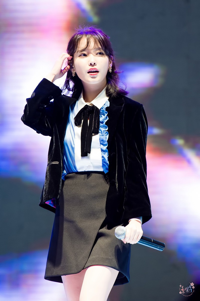 콘서트중 자켓벗는 아이유 - 꾸르