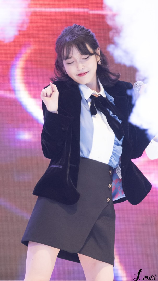 콘서트중 자켓벗는 아이유 - 꾸르