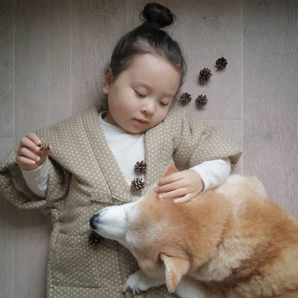 2살 소녀와 9살 시바견