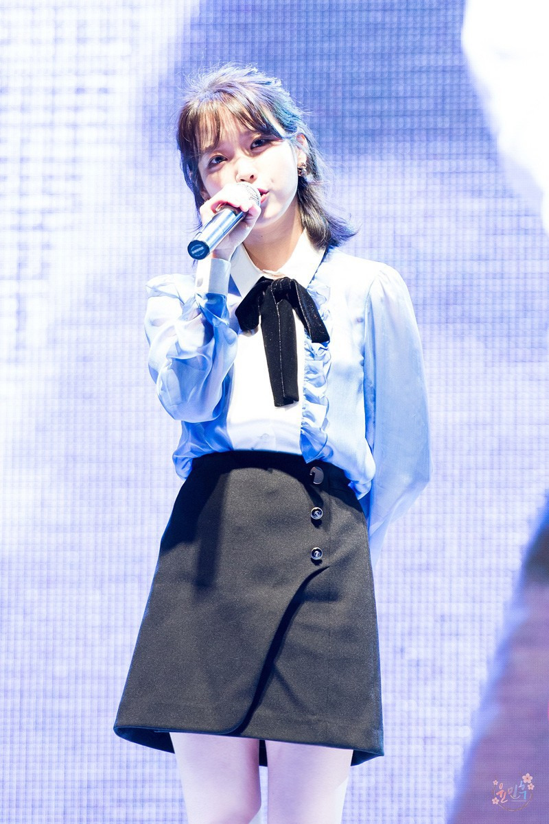 콘서트중 자켓벗는 아이유 - 꾸르