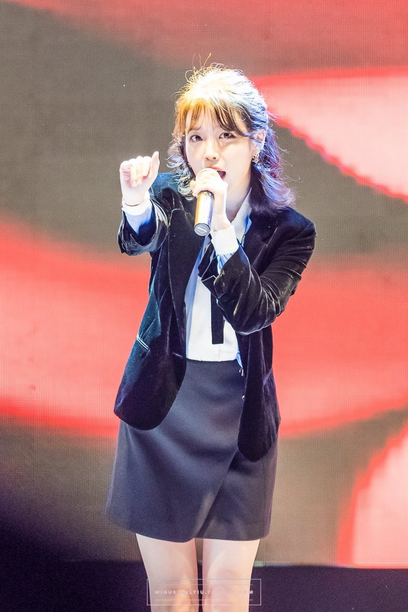 콘서트중 자켓벗는 아이유 - 꾸르