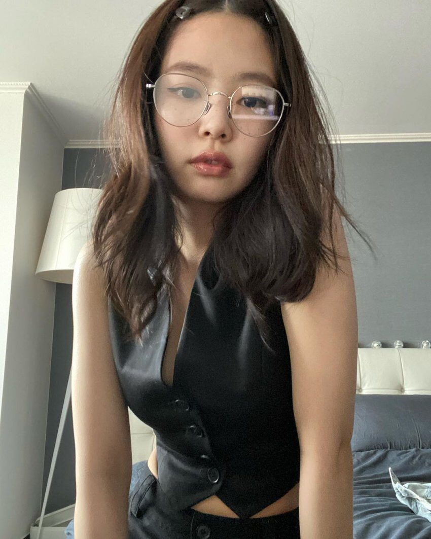 침대위에서 셀카 찍는 블랙핑크 제니