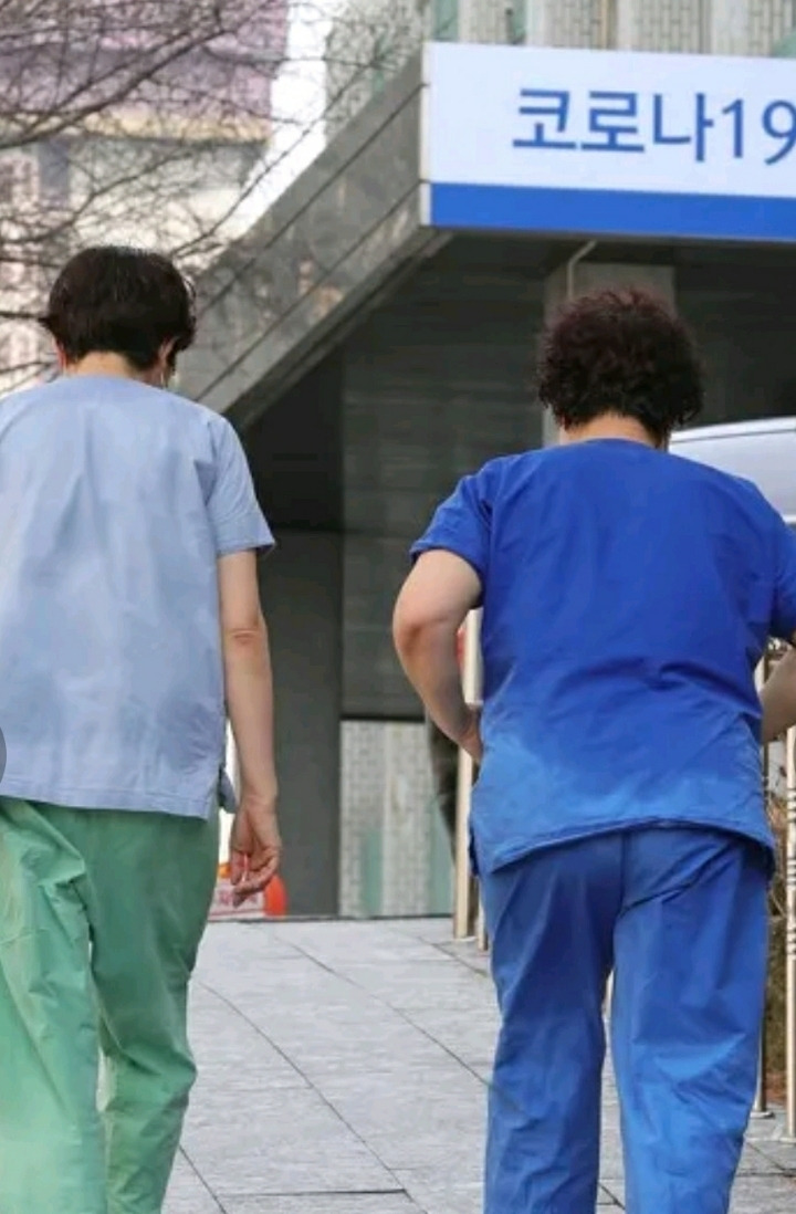 코로나 확산만큼 깊이 팬 의료진 얼굴 자국