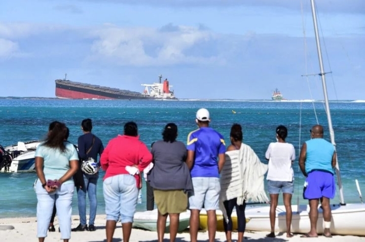 일본 선박 기름 유출로 초토화된 모리셔스 해변 - 꾸르