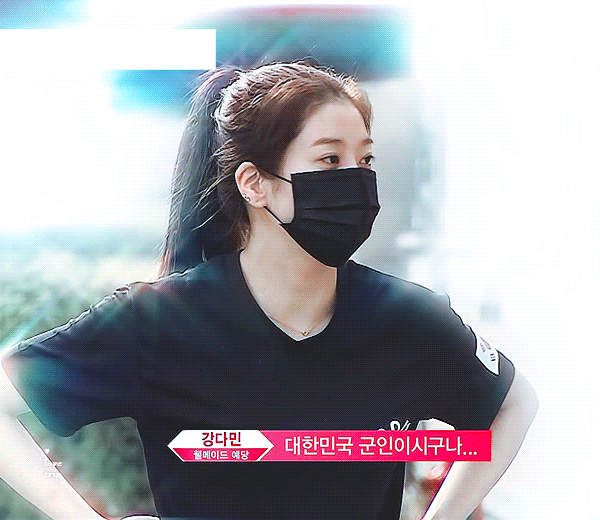 권은비 검정색 티셔츠 볼륨감