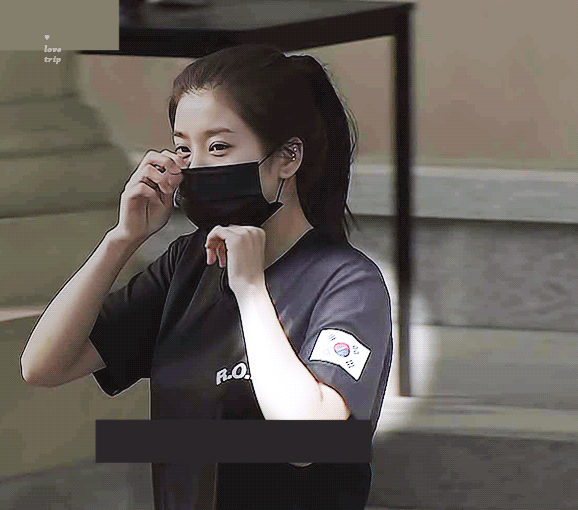 권은비 검정색 티셔츠 볼륨감