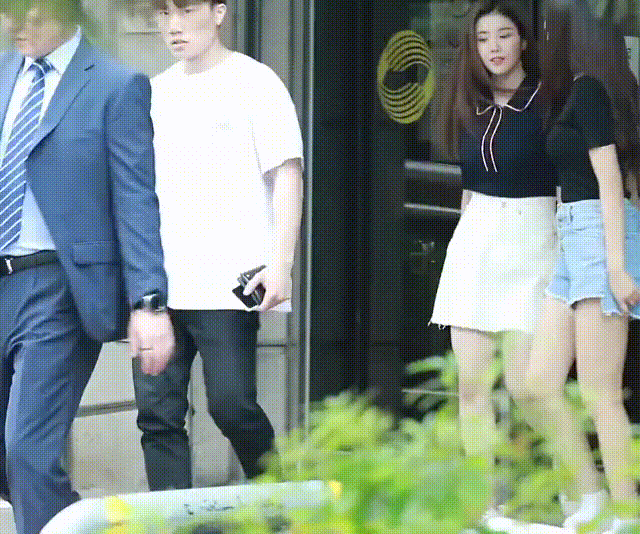 권은비 검정색 티셔츠 볼륨감