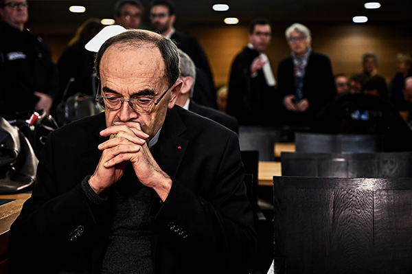 ⓒAFP PHOTO 1월7일 필리프 바르바랭 추기경이 법정에서 첫 공판을 기다리고 있다. 그는 3월7일 유죄판결을 받았다.