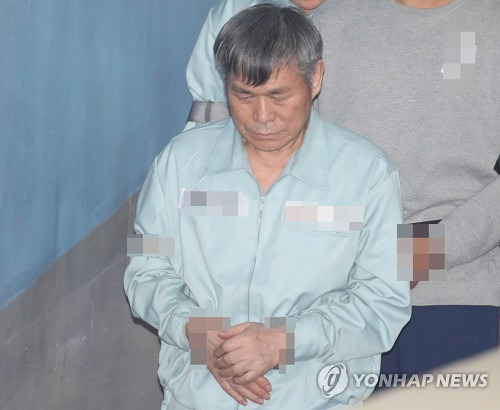 항소심 선고공판 참석하는 이재록 목사 (서울=연합뉴스) 안정원 기자 = 신도 성폭행 혐의로  1심에서 징역 15년을 선고받은 이재록 만민중앙성결교회 목사가 17일 오후 서울고등법원에서 열린 항소심 선고 공판에 참석하기 위해 호송차에서 내려 재판정으로 향하고 있다. 2019.5.17 jeong@yna.co.kr