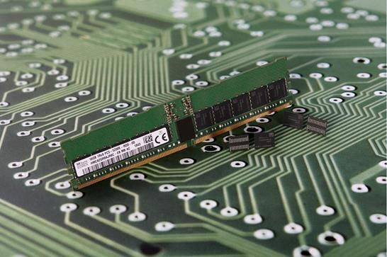 일본 주요 PC 업체들이 한국 반도체 제품 수급 상황 점검에 나섰다. 사진은 SK하이닉스가 개발한 DDR5 D램. (사진=SK하이닉스)