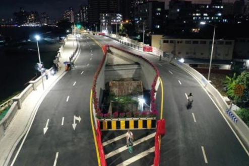 중국에서 알박기 때문에 기형으로 완공된 도로 - 꾸르
