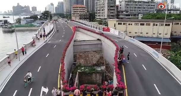 중국에서 알박기 때문에 기형으로 완공된 도로 - 꾸르