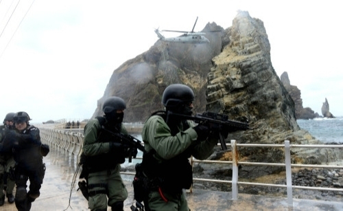 해군 제1함대사령부 특전대대(UDT SEAL), 동해지방해양경찰청 특공대 대원들이 2013년 10월 25일 독도에서 독도방어훈련을 하고 있다. 세계일보 자료사진