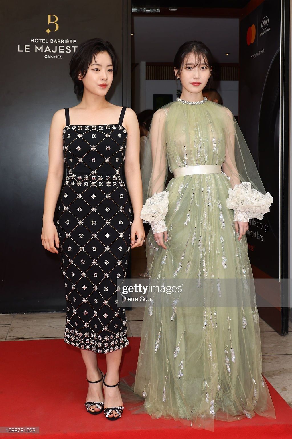 아이유 칸 폐막식 레드카펫 18.jpg