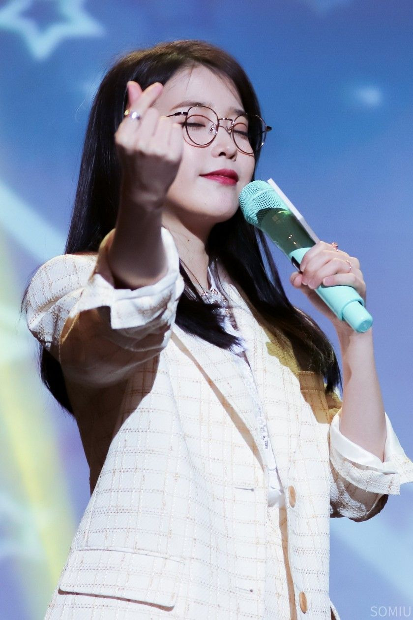 안경 오피스룩 아이유 11.jpg