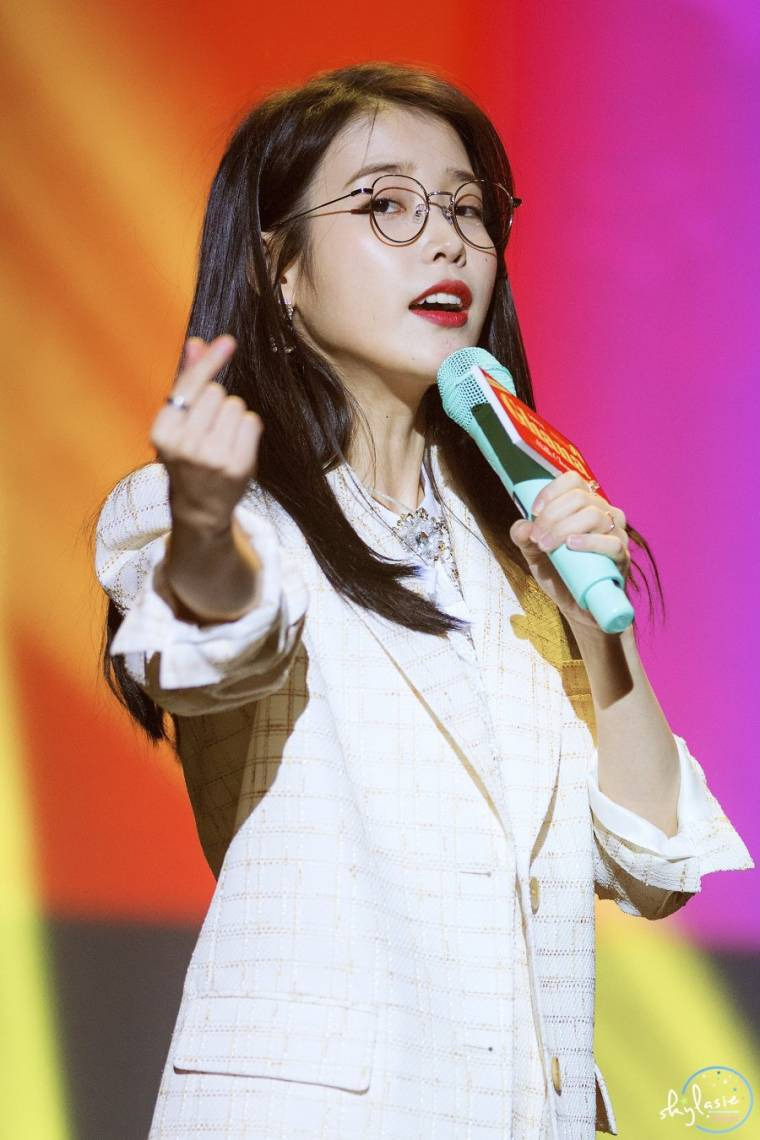 안경 오피스룩 아이유 6.jpg