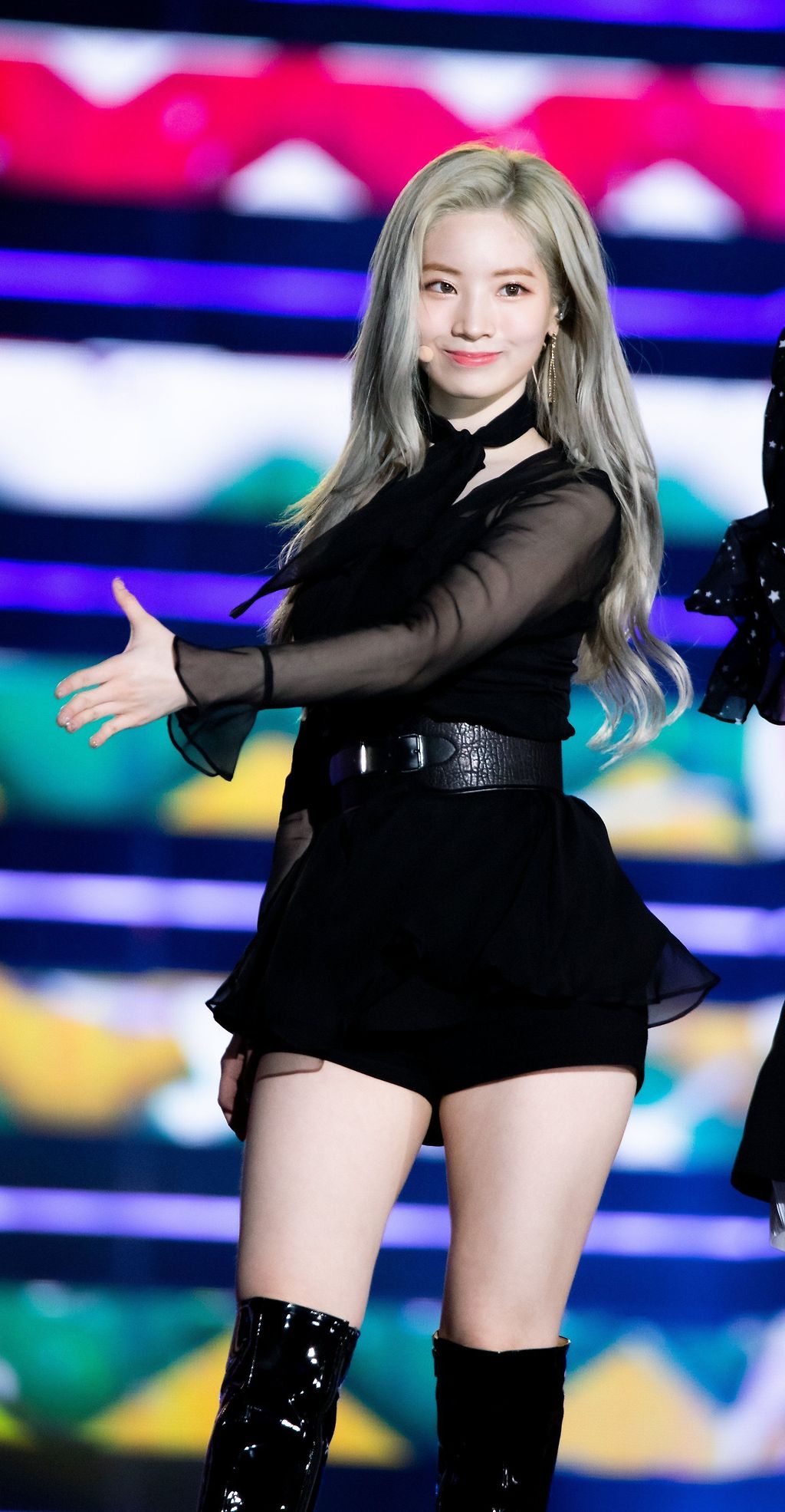 트와이스 다현 흰 허벅지 11.jpg