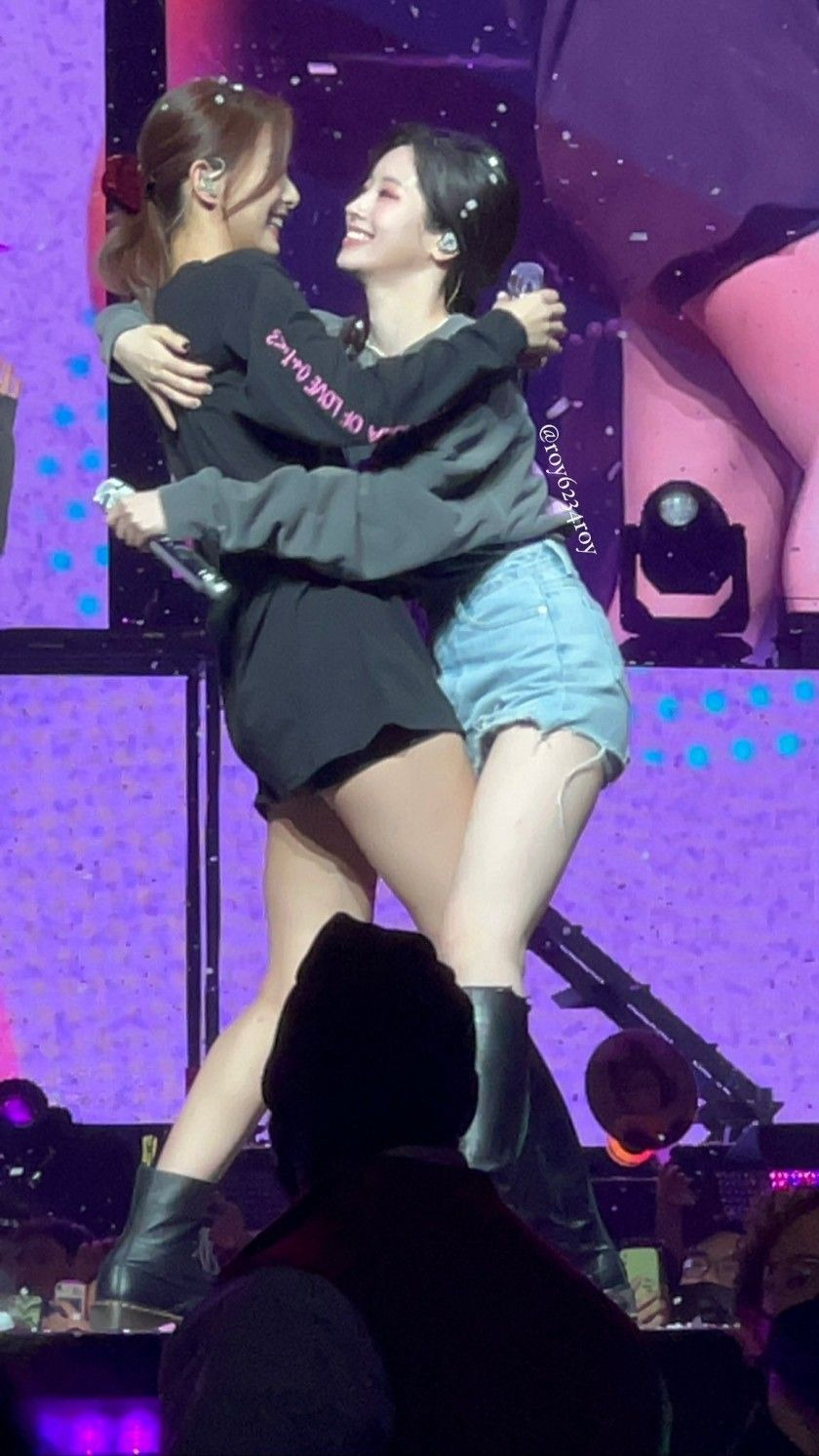 합체하는 트와이스 쯔위 다현 2.jpg