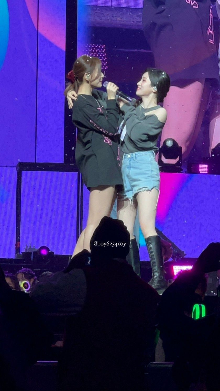 합체하는 트와이스 쯔위 다현 1.jpg