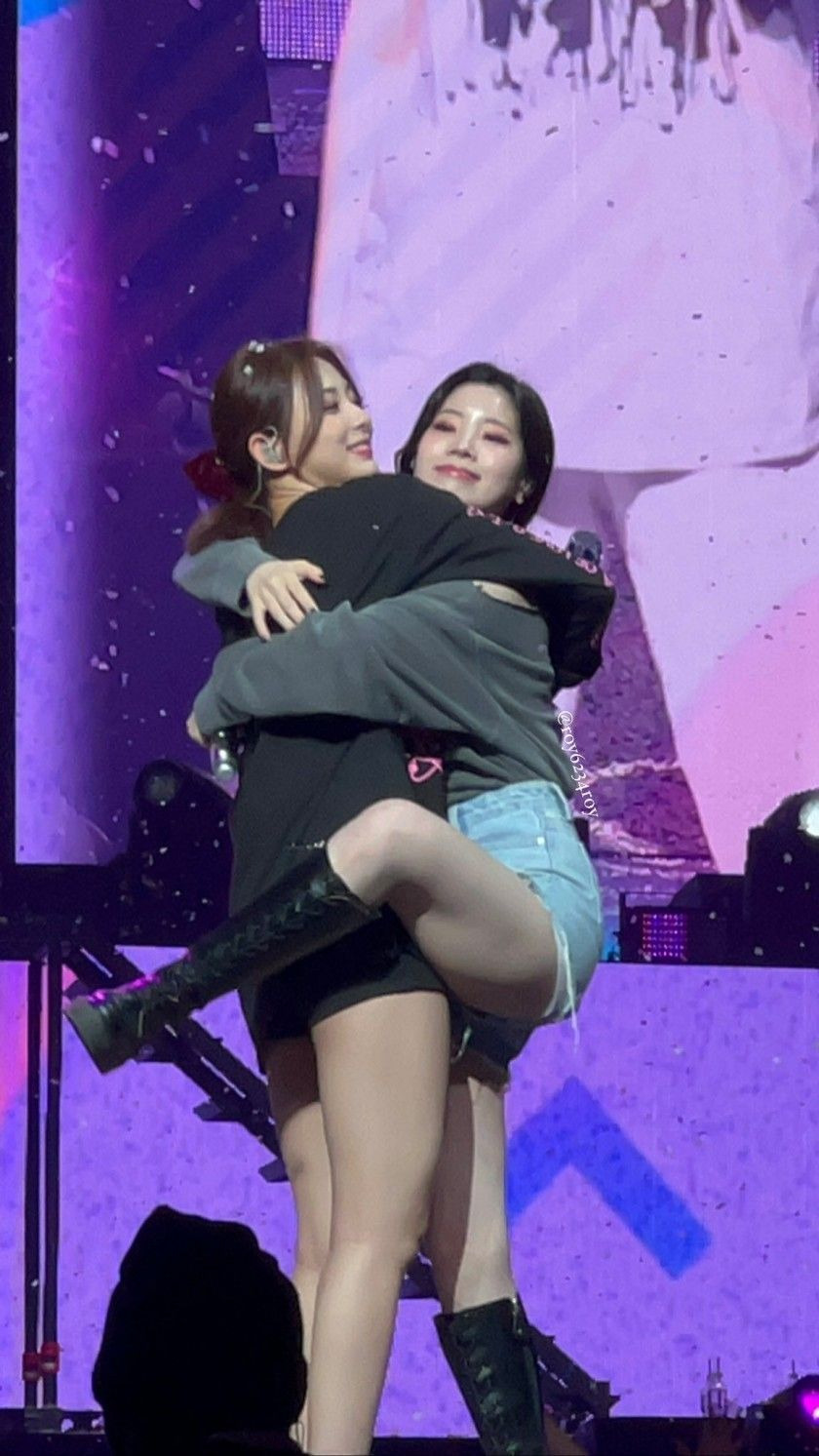 합체하는 트와이스 쯔위 다현 4.jpg