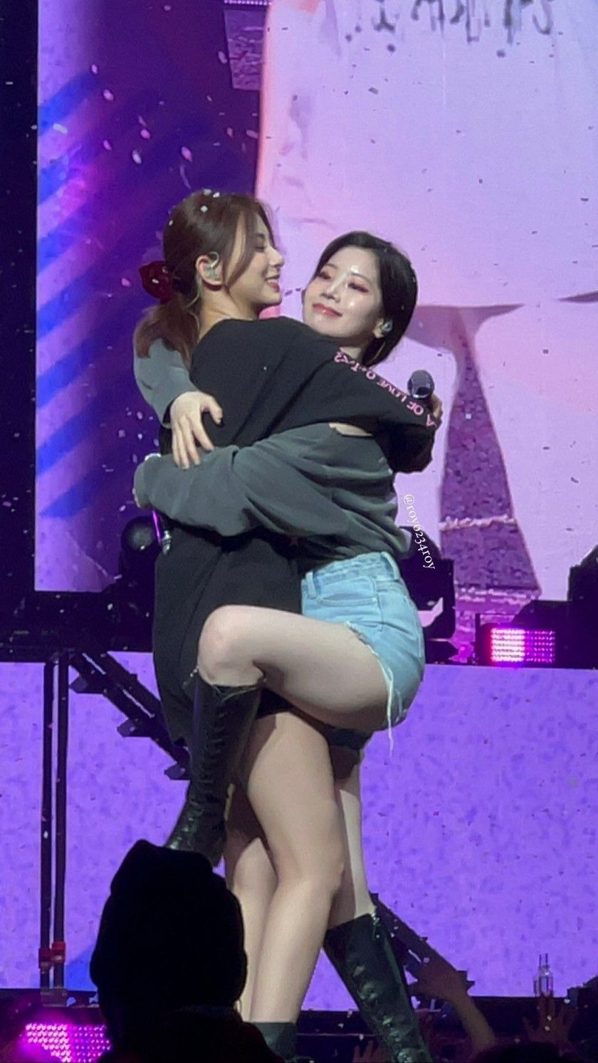 합체하는 트와이스 쯔위 다현 3.jpg