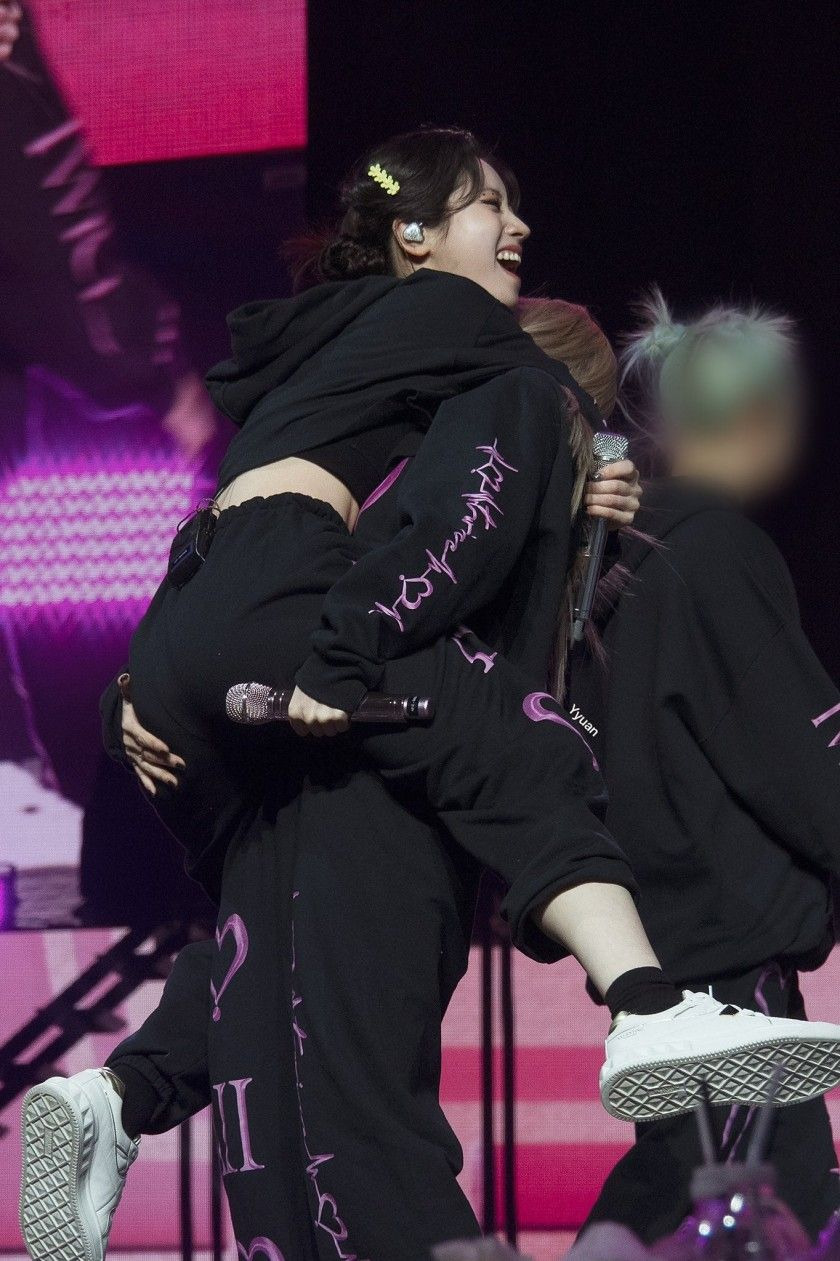 다현이 엉덩이 궁디팡팡하는 정연 사나 8.jpg