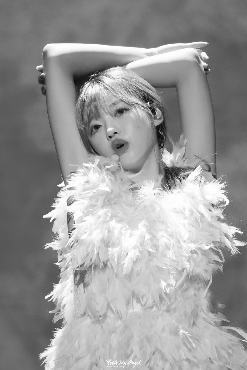 맨발에 고혹적인 허벅지 오마이걸 유아 16.jpg