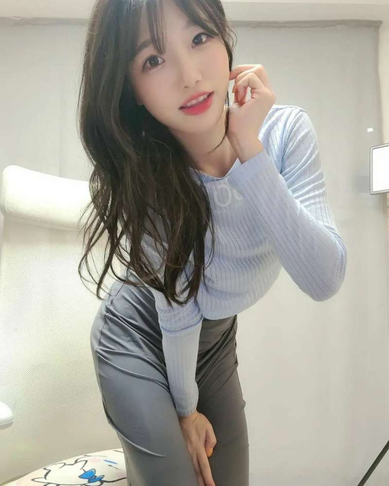 수련수련 뒤가 파인 원피스3.jpg