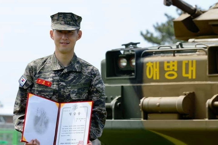 손흥민 해병대 훈련 마치고 퇴소