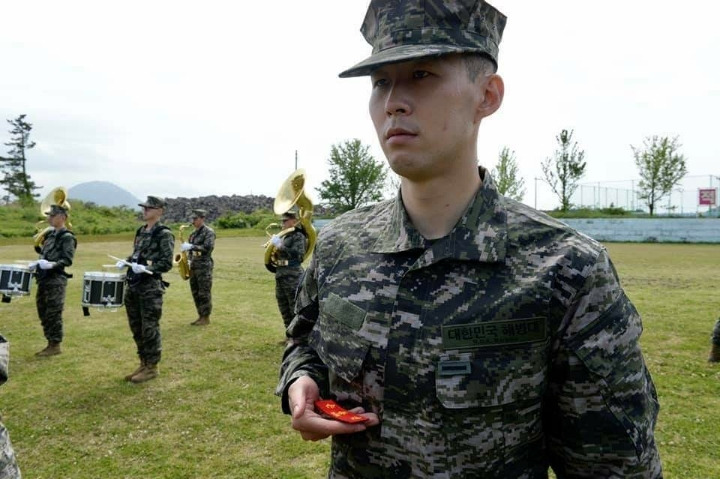 손흥민 해병대 훈련 마치고 퇴소