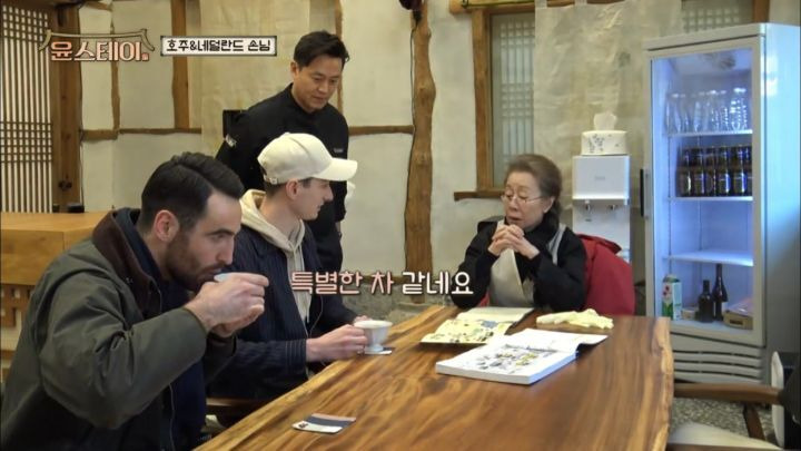 [윤스테이] 농담으로 손님들 뒤로 넘어가게 하는 윤여정쌤 - 꾸르