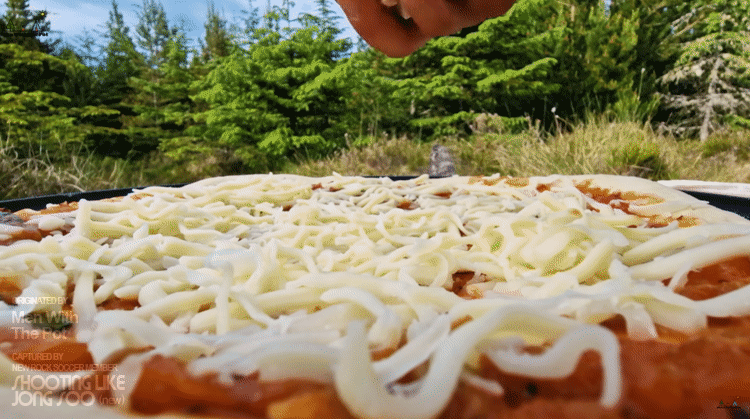 모닥불에 구워먹는 치킨 베이컨 칠리 피자