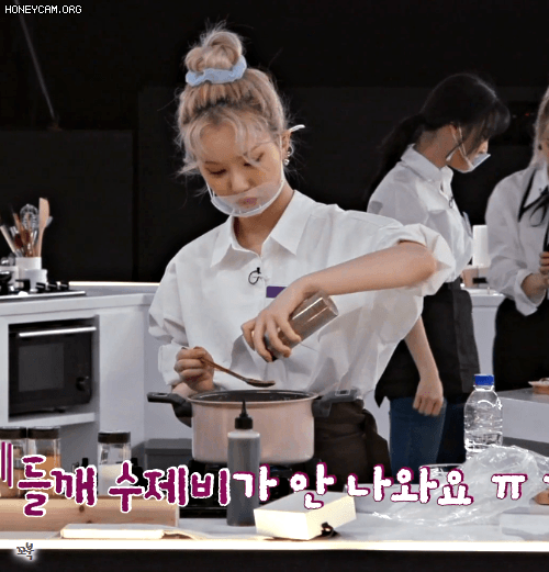 요리에는 영 자신이 없는 여자친구 은하 - 꾸르