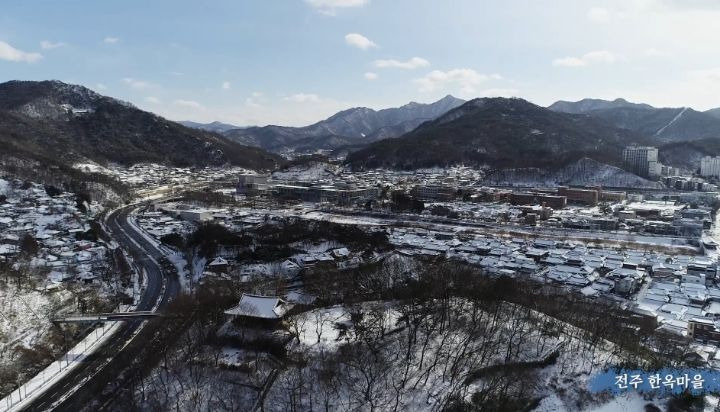 눈 덮인 전주 한옥마을 드론샷 - 꾸르