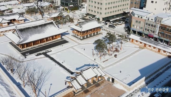 눈 덮인 전주 한옥마을 드론샷 - 꾸르