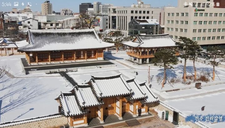 눈 덮인 전주 한옥마을 드론샷 - 꾸르